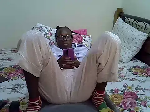 Snapshot of Sweet_Bear chatting on 10.31.25 Sweet Bear online show from 10.31.25