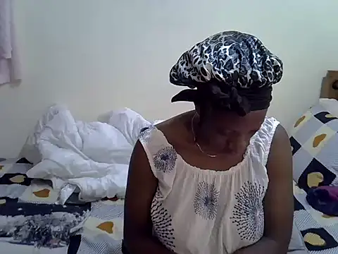 Snapshot of Sweet_Bear chatting on 11.10.25 Sweet Bear online show from 11.10.25