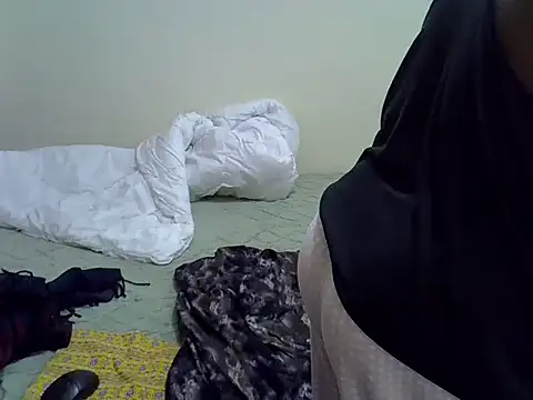 Snapshot of Sweet_Bear chatting on 12.05.25 Sweet Bear online show from 12.05.25