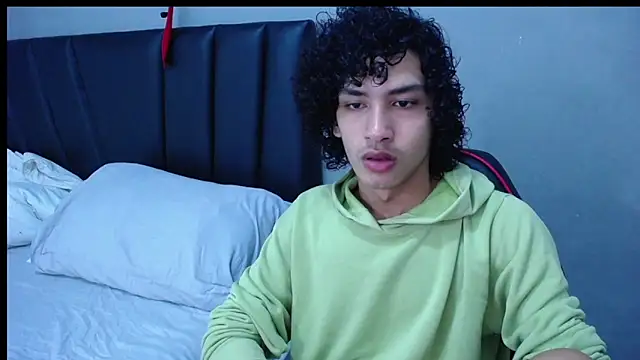 Snapshot of Tayronx33 chatting on 10.19.25 Tayronx33 online show from 10.19.25