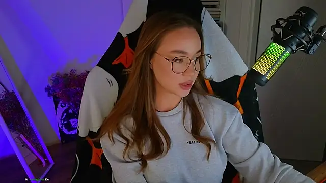 Snapshot of Emili1- chatting on 03.18.25 Emili1- online show from 03.18.25