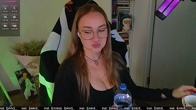 Snapshot of Emili1- chatting on 11.21.25 Emili1- online show from 11.21.25