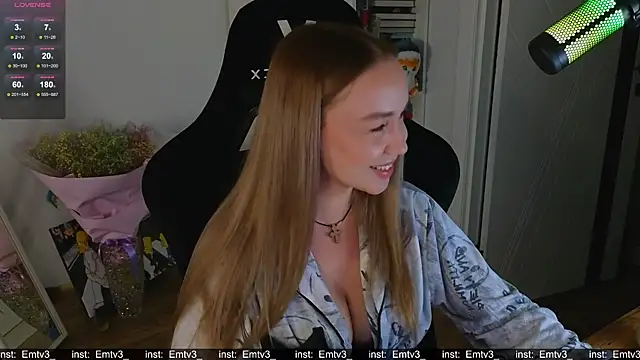 Snapshot of Emili1- chatting on 11.28.25 Emili1- online show from 11.28.25