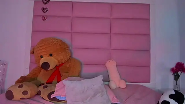 Snapshot of little-Emma chatting on 01.06.25 little-Emma online show from 01.06.25