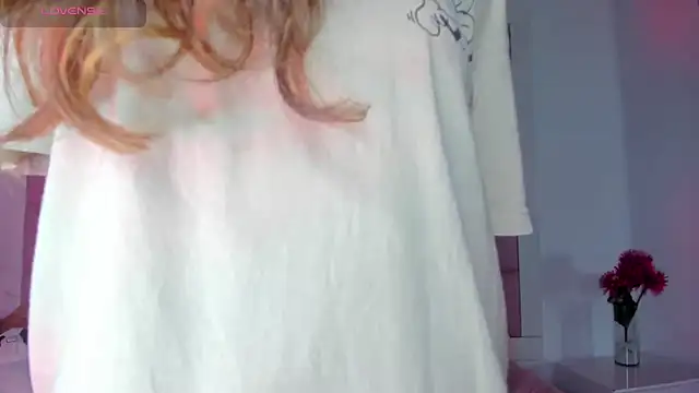 Snapshot of little-Emma chatting on 01.08.25 little-Emma online show from 01.08.25