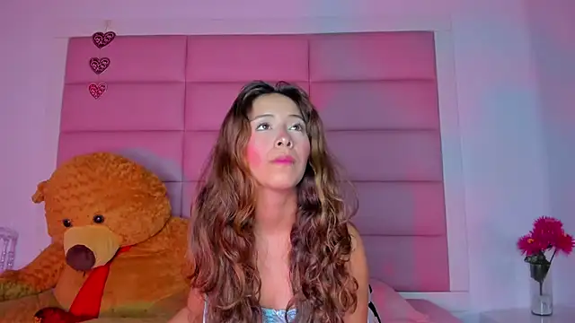 Snapshot of little-Emma chatting on 01.11.25 little-Emma online show from 01.11.25