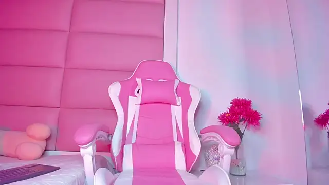 Snapshot of little-Emma chatting on 02.03.25 little-Emma online show from 02.03.25