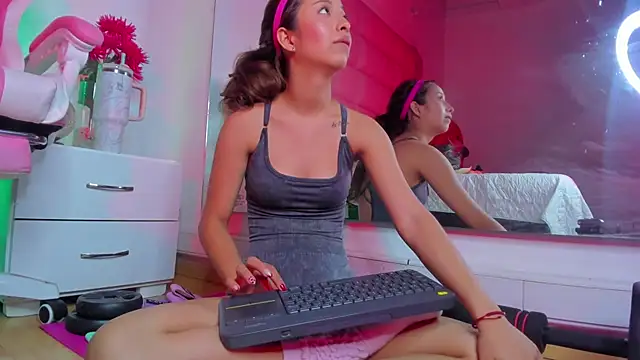 Snapshot of little-Emma chatting on 02.03.25 little-Emma online show from 02.03.25