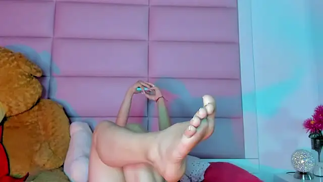 Snapshot of little-Emma chatting on 02.06.25 little-Emma online show from 02.06.25