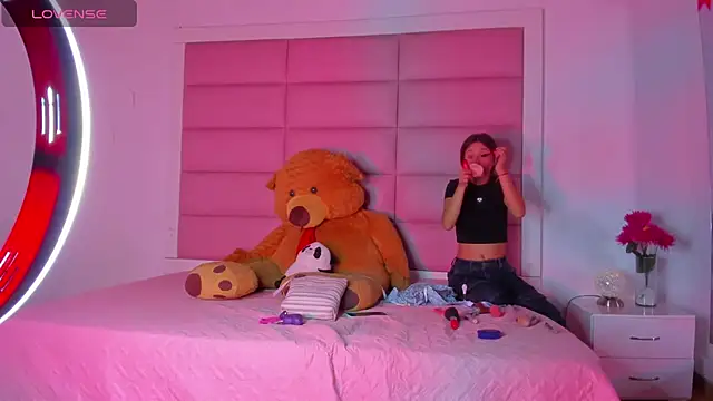 Snapshot of little-Emma chatting on 02.26.25 little-Emma online show from 02.26.25