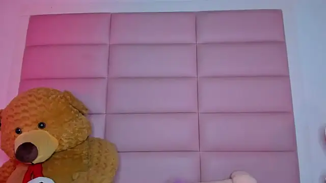 Snapshot of little-Emma chatting on 03.02.25 little-Emma online show from 03.02.25