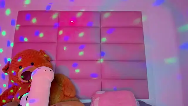 Snapshot of little-Emma chatting on 03.22.25 little-Emma online show from 03.22.25