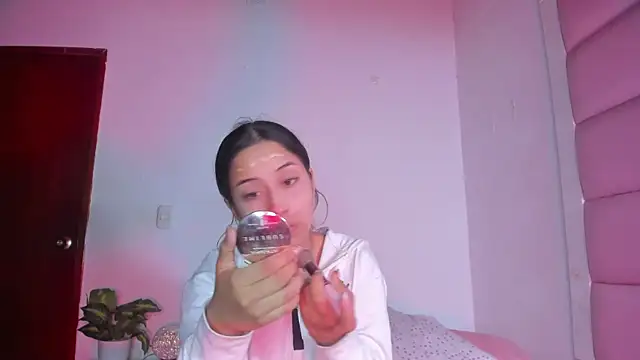 Snapshot of little-Emma chatting on 10.01.25 little-Emma online show from 10.01.25