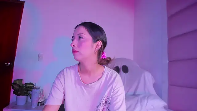 Snapshot of little-Emma chatting on 10.11.25 little-Emma online show from 10.11.25