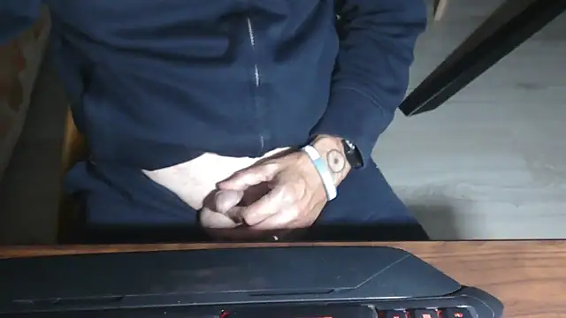 Snapshot of Adri_gard chatting on 10.13.25 Adri gard online show from 10.13.25