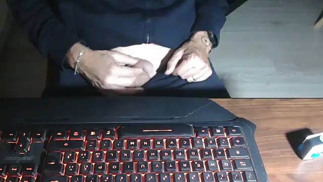 Snapshot of Adri_gard chatting on 11.08.25 Adri gard online show from 11.08.25