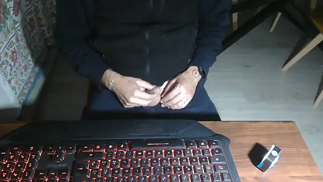 Snapshot of Adri_gard chatting on 11.10.25 Adri gard online show from 11.10.25