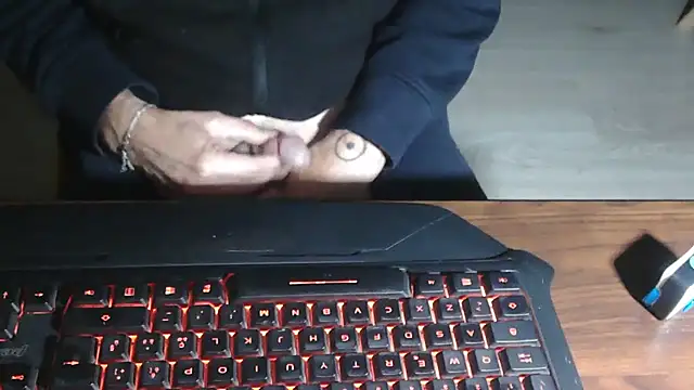 Snapshot of Adri_gard chatting on 11.18.25 Adri gard online show from 11.18.25