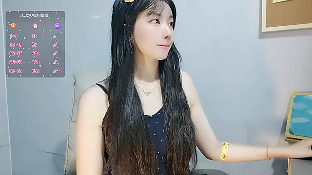 Snapshot of Nery_Asian chatting on 10.04.25 Nery Asian online show from 10.04.25