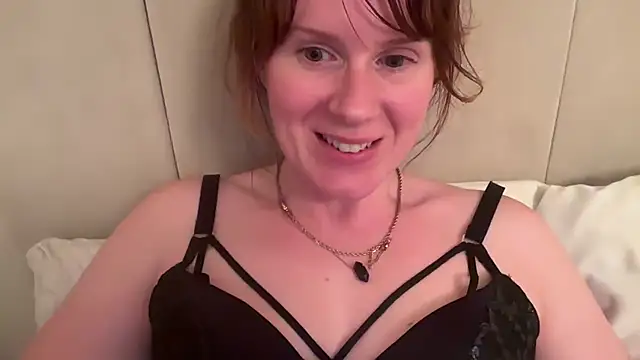 Snapshot of redheadrosie69 chatting on 10.30.25 redheadrosie69 online show from 10.30.25