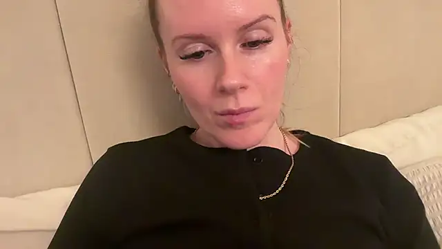 Snapshot of redheadrosie69 chatting on 11.28.25 redheadrosie69 online show from 11.28.25