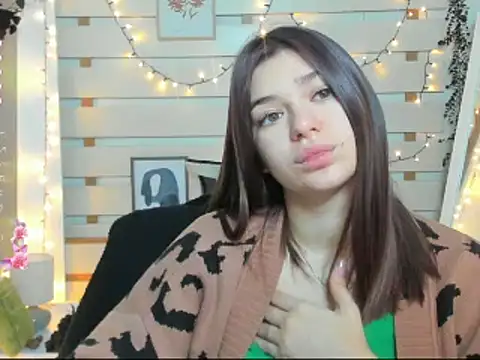 Snapshot of Josephine_Kiss chatting on 12.19.25 Josephine Kiss online show from 12.19.25