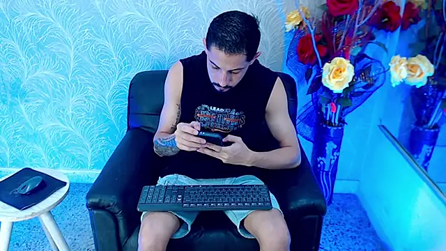 Snapshot of Erick_Wall chatting on 01.12.26 Erick Wall online show from 01.12.26