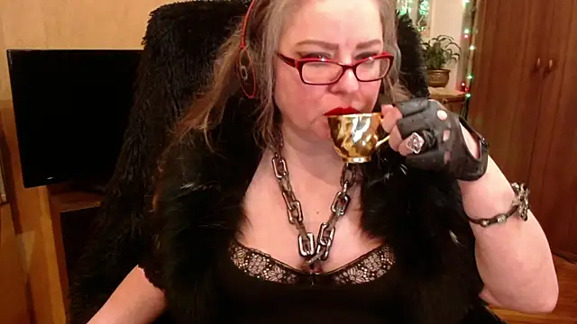 Snapshot of Miss_Tress chatting on 12.17.24 Miss Tress online show from 12.17.24