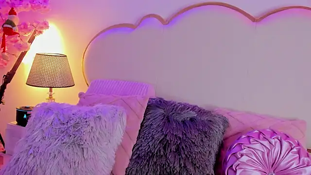 Snapshot of SenniaBella chatting on 12.22.25 SenniaBella online show from 12.22.25