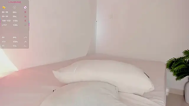 Snapshot of AllisonRoberts_ chatting on 11.10.25 AllisonRoberts online show from 11.10.25