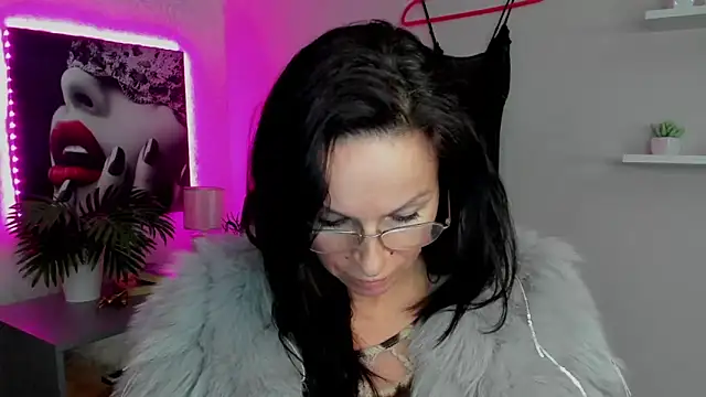 HelenLuxx online show from 02.15.25