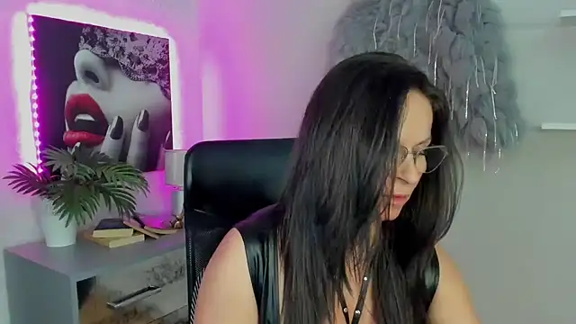 HelenLuxx online show from 03.20.25