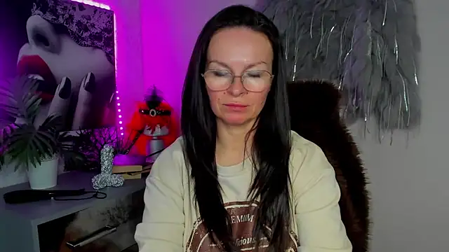 HelenLuxx online show from 03.05.26