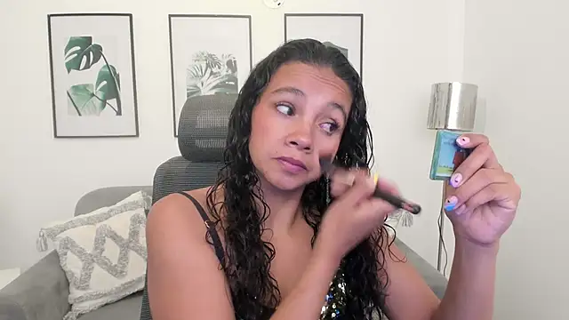 Snapshot of leslyflorez chatting on 02.14.25 leslyflorez online show from 02.14.25