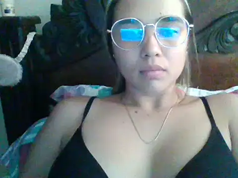 Snapshot of trianabell chatting on 02.03.25 trianabell online show from 02.03.25