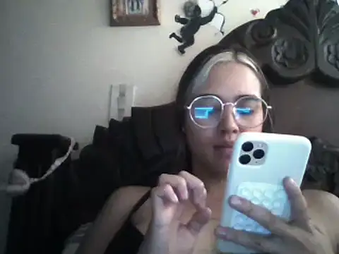 Snapshot of trianabell chatting on 02.05.25 trianabell online show from 02.05.25