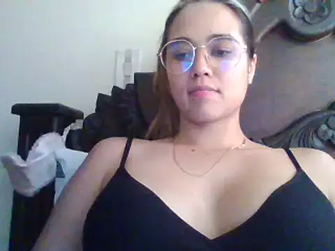 Snapshot of trianabell chatting on 02.18.25 trianabell online show from 02.18.25