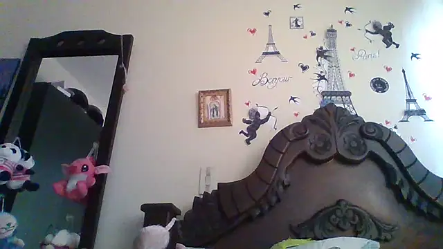 Snapshot of trianabell chatting on 02.21.25 trianabell online show from 02.21.25