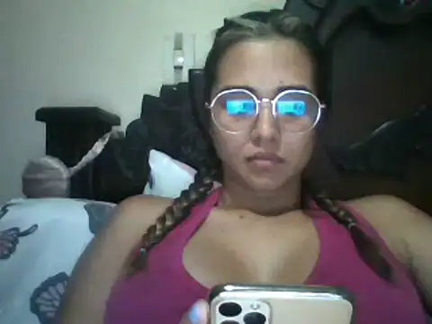 Snapshot of trianabell chatting on 03.04.25 trianabell online show from 03.04.25