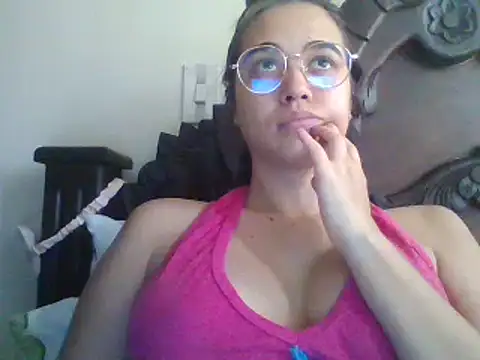 Snapshot of trianabell chatting on 03.04.25 trianabell online show from 03.04.25