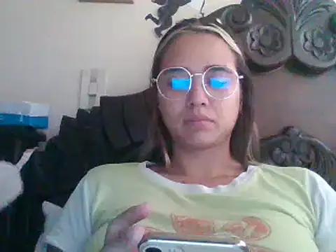 Snapshot of trianabell chatting on 03.10.25 trianabell online show from 03.10.25