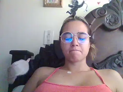 Snapshot of trianabell chatting on 03.17.25 trianabell online show from 03.17.25