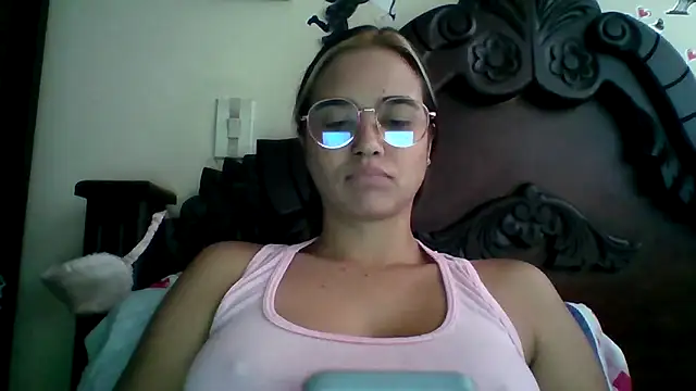 Snapshot of trianabell chatting on 09.08.25 trianabell online show from 09.08.25