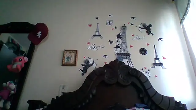 Snapshot of trianabell chatting on 11.08.25 trianabell online show from 11.08.25