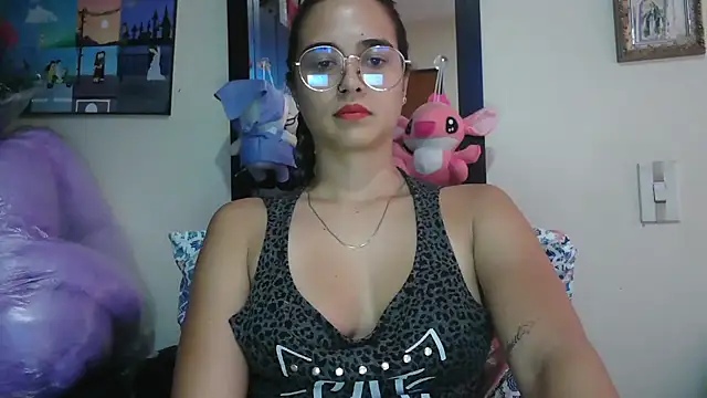 Snapshot of trianabell chatting on 04.15.26 trianabell online show from 04.15.26