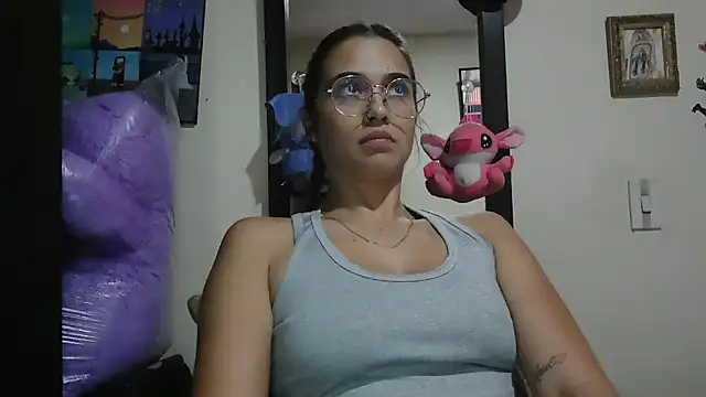 Snapshot of trianabell chatting on 04.21.26 trianabell online show from 04.21.26