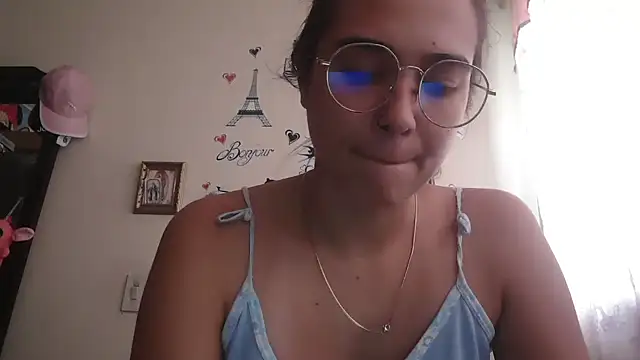 Snapshot of trianabell chatting on 04.23.26 trianabell online show from 04.23.26