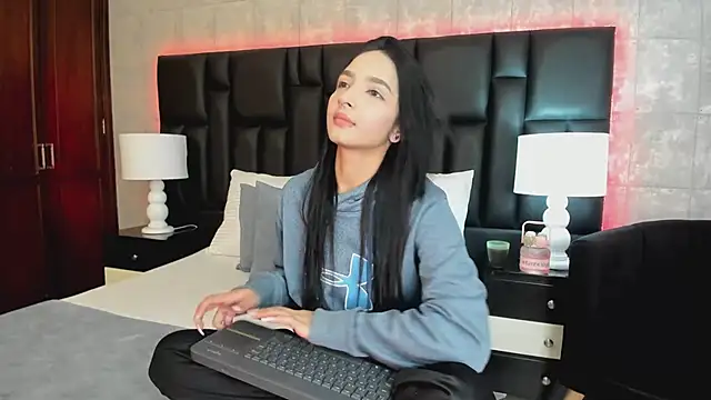 MiaSweeths online show from 02.06.25