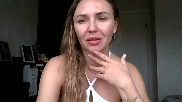 Snapshot of AngelinaLove28 chatting on 10.25.25 AngelinaLove28 online show from 10.25.25