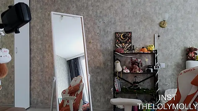 Snapshot of LolyMolli chatting on 06.19.26 LolyMolli online show from 06.19.26